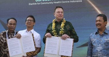 Indonesian Minister of Health Budi Gunadi Sadikin (2nd L) and Elon Musk (2nd R) sign an agreement on enhancing connectivity at a public health center, Denpasar, Bali, Indonesia, May 19, 2024. (AP Photo)