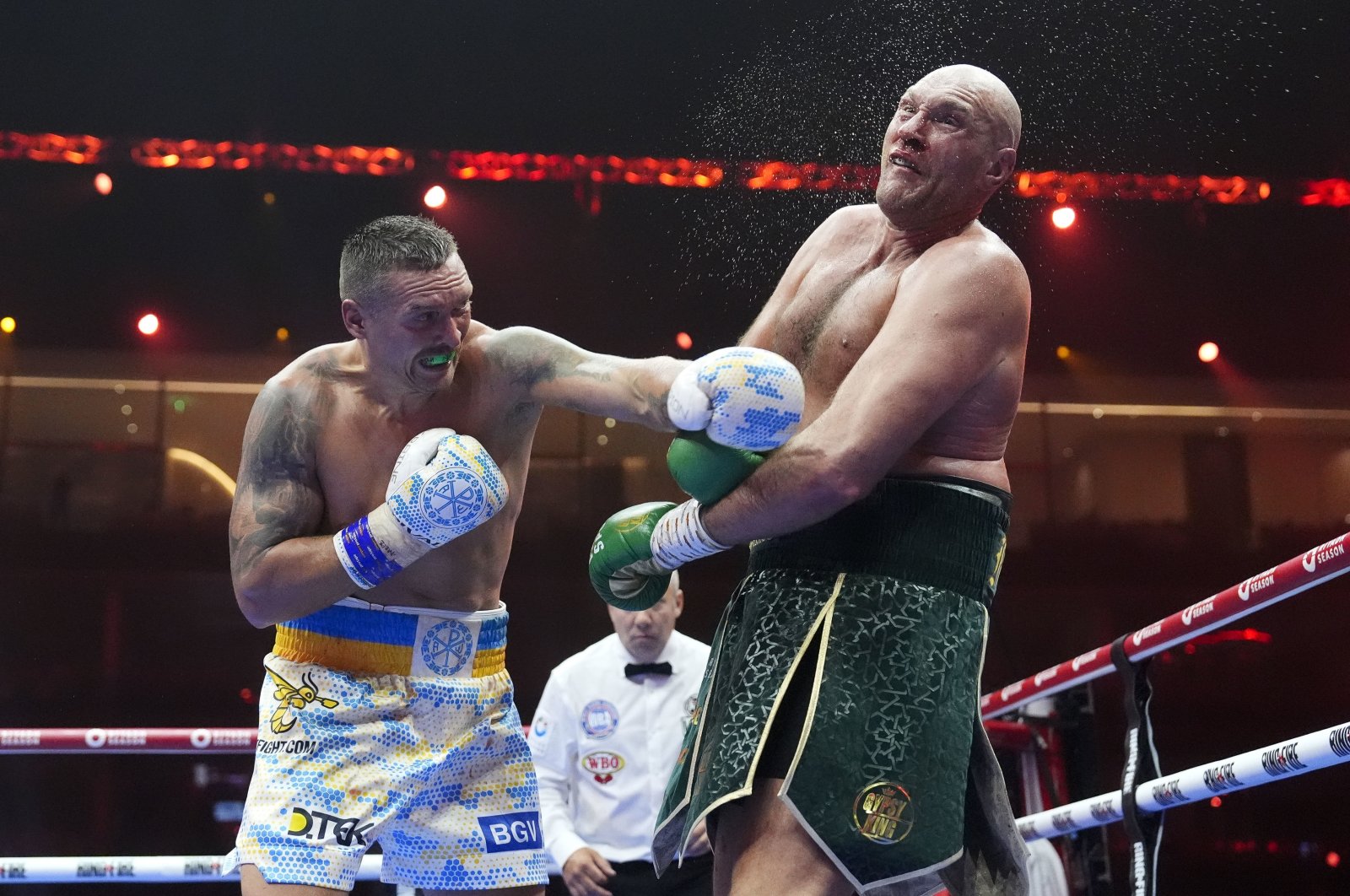 Oleksandr Usyk (L) punches Tyson Fury during their undisputed heavyweight world championship boxing fight at the Kingdom Arena, Riyadh, Saudi Arabia, May 19, 2024. (AP Photo)