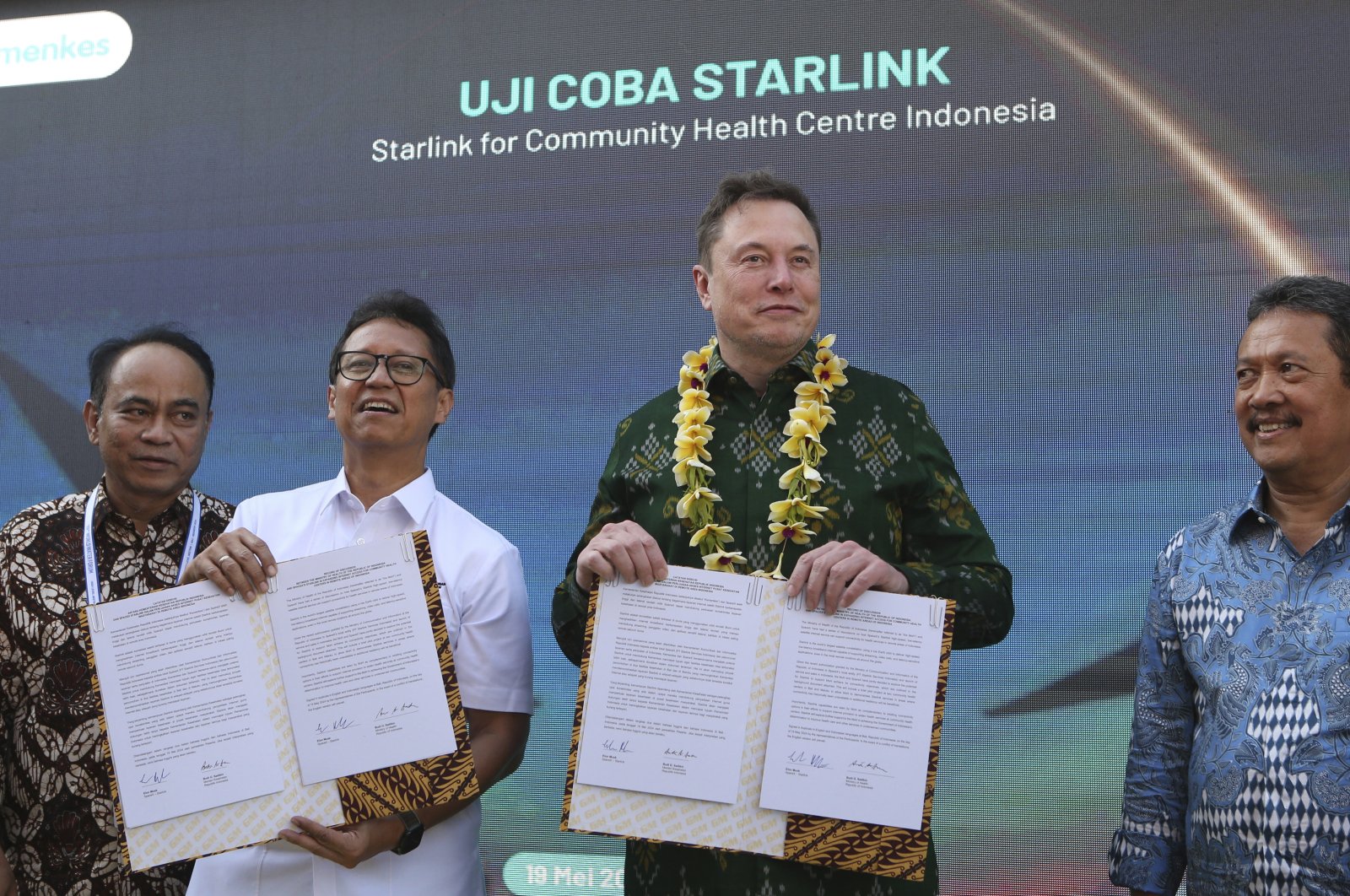 Indonesian Minister of Health Budi Gunadi Sadikin (2nd L) and Elon Musk (2nd R) sign an agreement on enhancing connectivity at a public health center, Denpasar, Bali, Indonesia, May 19, 2024. (AP Photo)