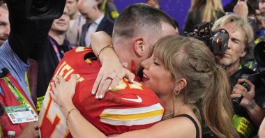 Kansas City Chiefs tight end Travis Kelce (L) embraces Taylor Swift after the NFL Super Bowl 58 football game against the San Francisco 49ers, Las Vegas, U.S., Feb. 11, 2024. (AP Photo)