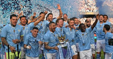 Manchester City&#039;s players celebrate after clinching the Premier League title at the Etihad Stadium, Manchester, U.K., May 19, 2024. (AFP Photo)