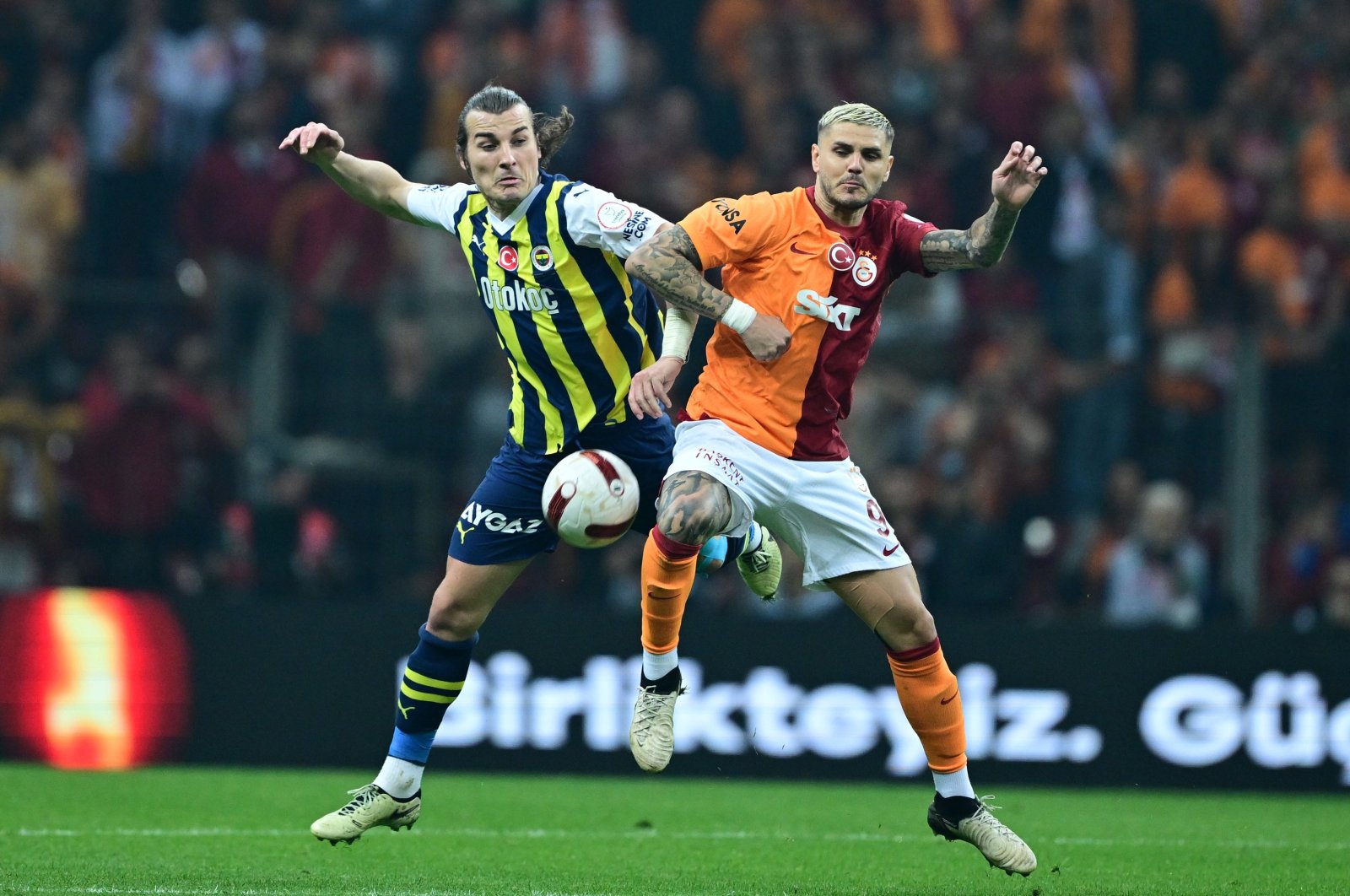 Fenerbahçe&#039;s Çağlar Söyüncü (L) vies for the ball with Galatasaray&#039;s Mauro Icardi during the Süper Lig match at the RAMS Park, Istanbul, Türkiye, May 20, 2024. (AA Photo)