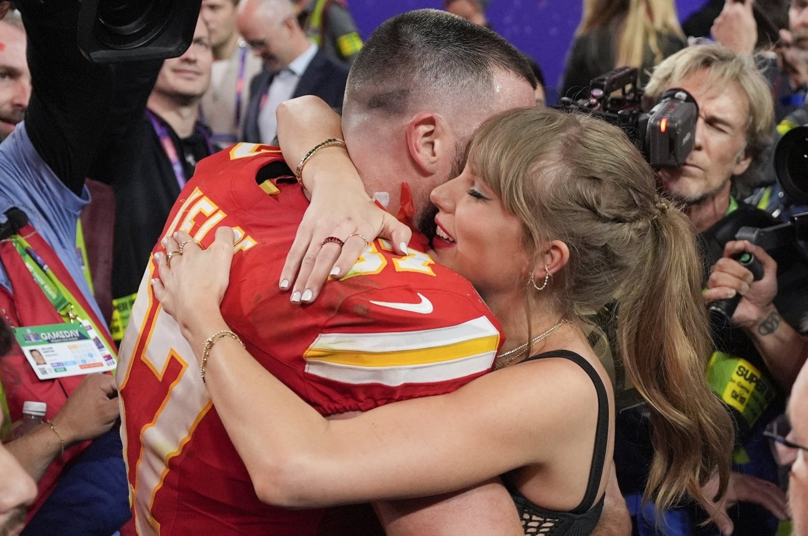 Kansas City Chiefs tight end Travis Kelce (L) embraces Taylor Swift after the NFL Super Bowl 58 football game against the San Francisco 49ers, Las Vegas, U.S., Feb. 11, 2024. (AP Photo)