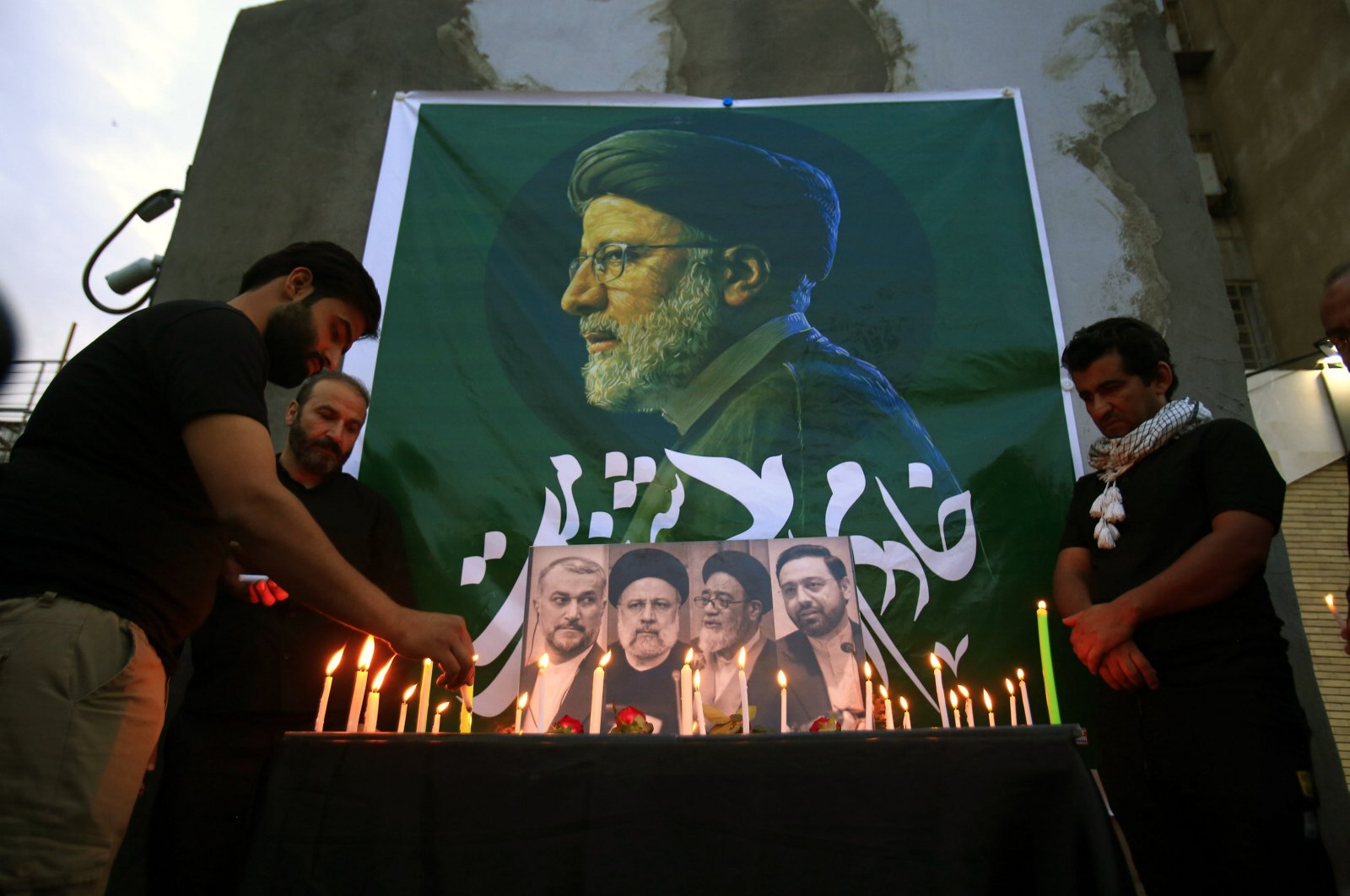 Supporters of the Iran-backed Iraqi paramilitary group Hashd al-Shaabi (Popular Mobilization Forces – PMF) light candles during a vigil outside the Iranian Embassy following the deaths of Iran&#039;s President Ebrahim Raisi and Foreign Minister Hossein Amirabdollahian, Baghdad, Iraq, May 20, 2024. (EPA Photo)