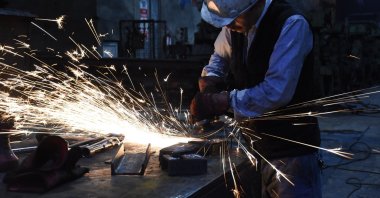 A worker is seen at an iron and steel factory in Bartın, northern Türkiye, Oct. 29, 2018. (AA Photo)