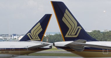 Singapore Airlines (SIA) planes sit on the tarmac in Singapore's Changi Airport, March 3, 2016. (Reuters Photo)
