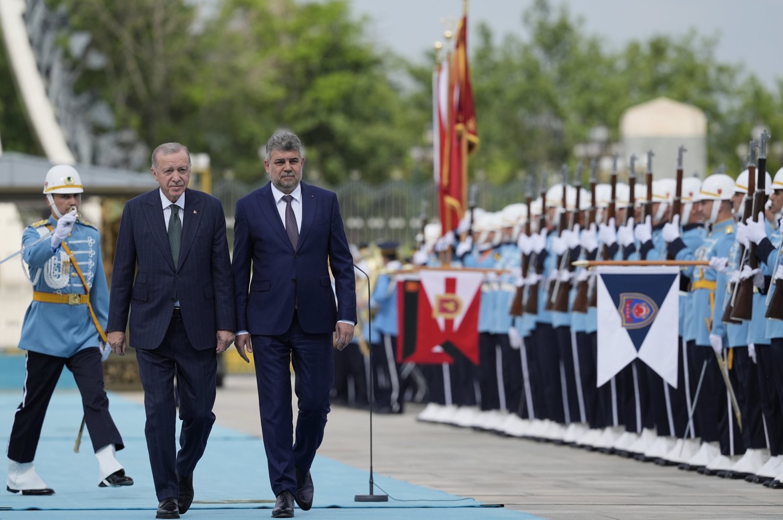 President Recep Tayyip Erdoğan (L) and Romanian Prime Minister Marcel Ciolacu attend a welcoming ceremony in the capital Ankara, Türkiye, May 21, 2024. (AA Photo)