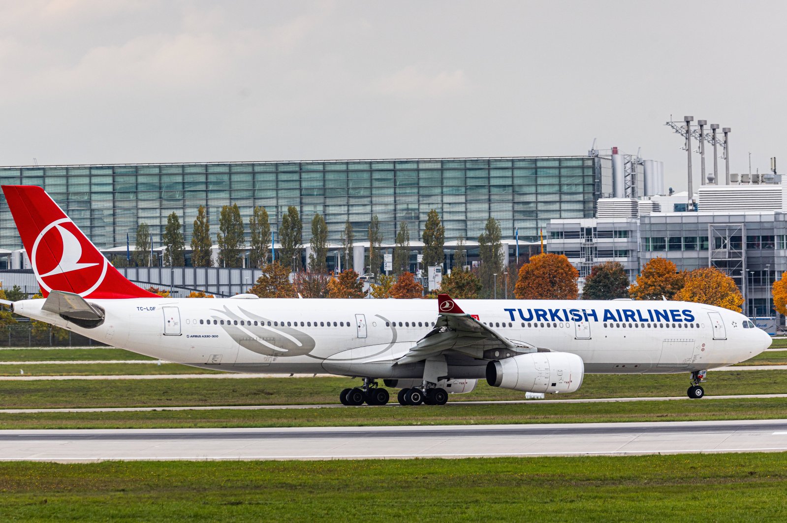 Turkish Airlines aircraft lands at the airport in Munich, Germany, Oct. 10, 2022. (Reuters Photo)
