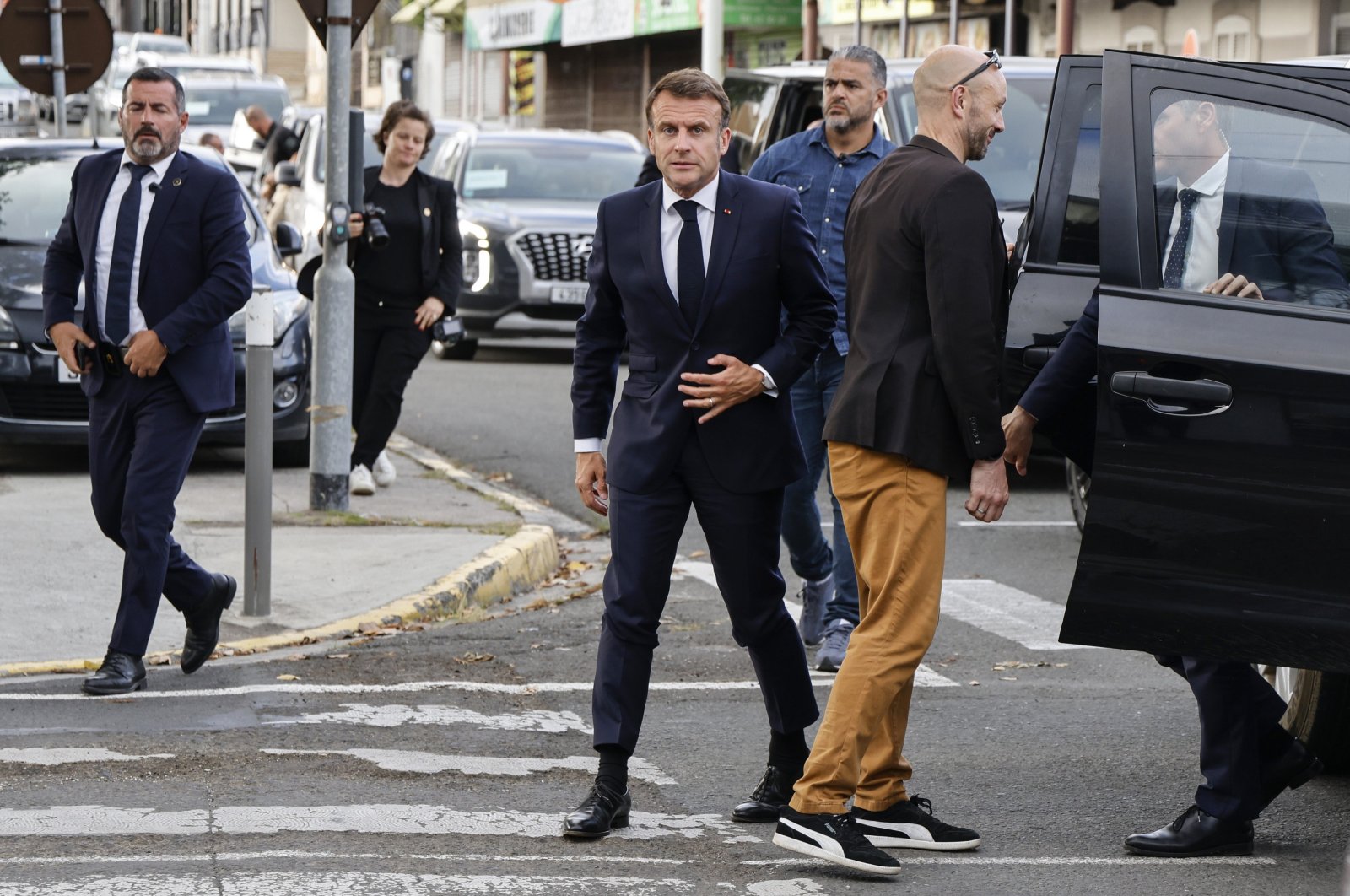 French President Emmanuel Macron (C) visits the central police station in Noumea, France&#039;s Pacific territory of New Caledonia, May 23, 2024. (EPA Photo)