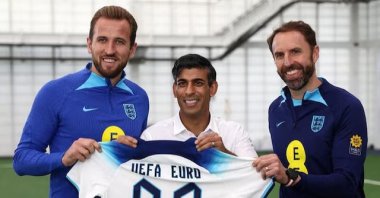 Britain's Prime Minister Rishi Sunak poses with England striker Harry Kane and England Manager Gareth Southgate during a visit to St George's Park, Burton-on-Trent, U.K., Oct. 10, 2023. (Reuters Photo)