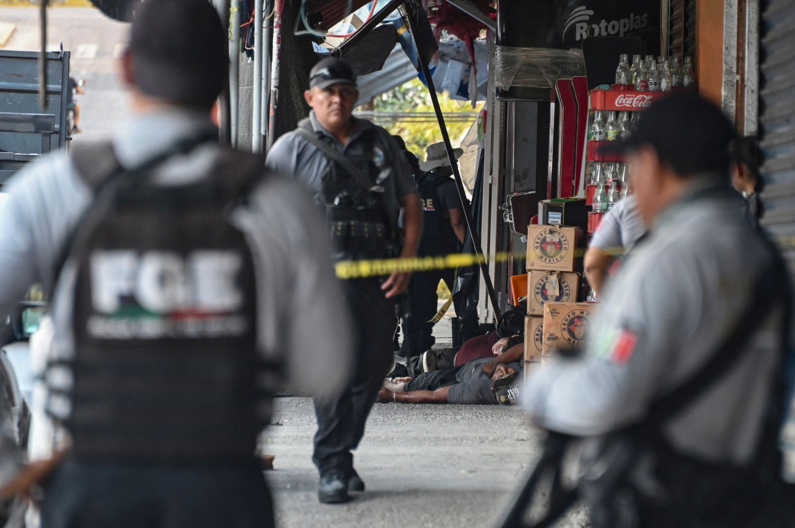 Investigators from the prosecutor&#039;s office, state police, and forensic personnel work at a crime scene where five people were murdered in Acapulco, Guerrero State, Mexico, May 23, 2024. (AFP Photo)
