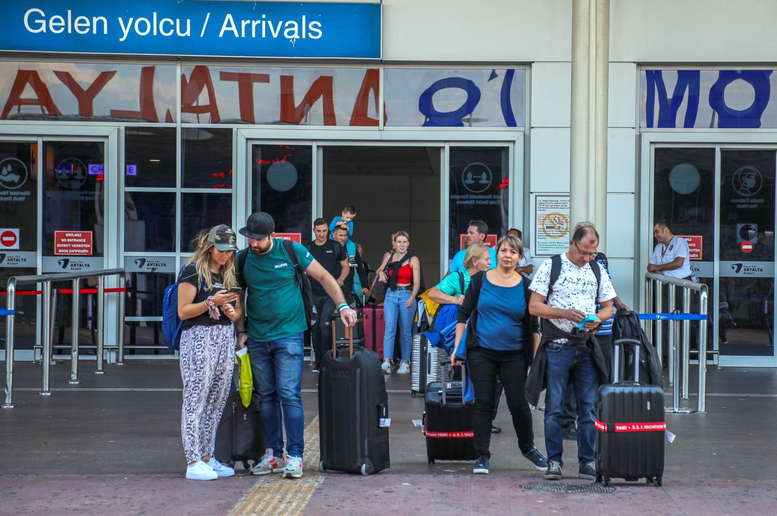 Tourists leave the arrival terminal at Antalya International Airport in the Mediterranean resort city of Antalya, Türkiye, Sept. 22, 2022. (DHA Photo)