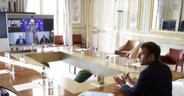 French President Emmanuel Macron holds a videoconference meeting with Armenian Prime Minister Nikol Pashinyan (screen, L), Azerbaijan President Ilham Aliev (screen, R) and European Council President Charles Michel (screen, top) at the Elysee Palace in Paris, France, Feb. 4, 20222. (AP Photo)