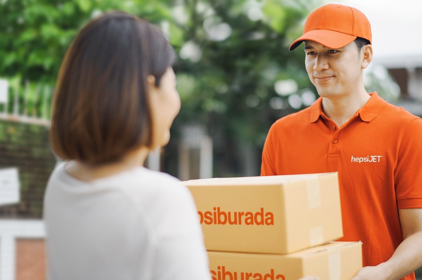 A courier is photographed delivering a package from one of the top e-commerce platforms in Türkiye, Hepsiburada, at an undisclosed location, May 3, 2024. (IHA Photo)
