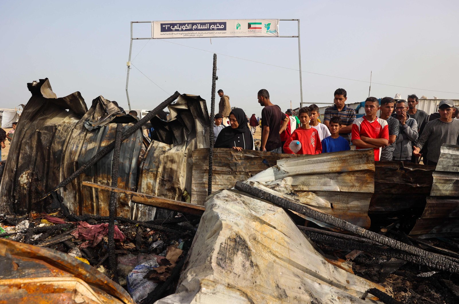 Palestinians gather at the site of an Israeli strike on a camp area housing internally displaced people in Rafah, May 27, 2024. (AFP Photo)