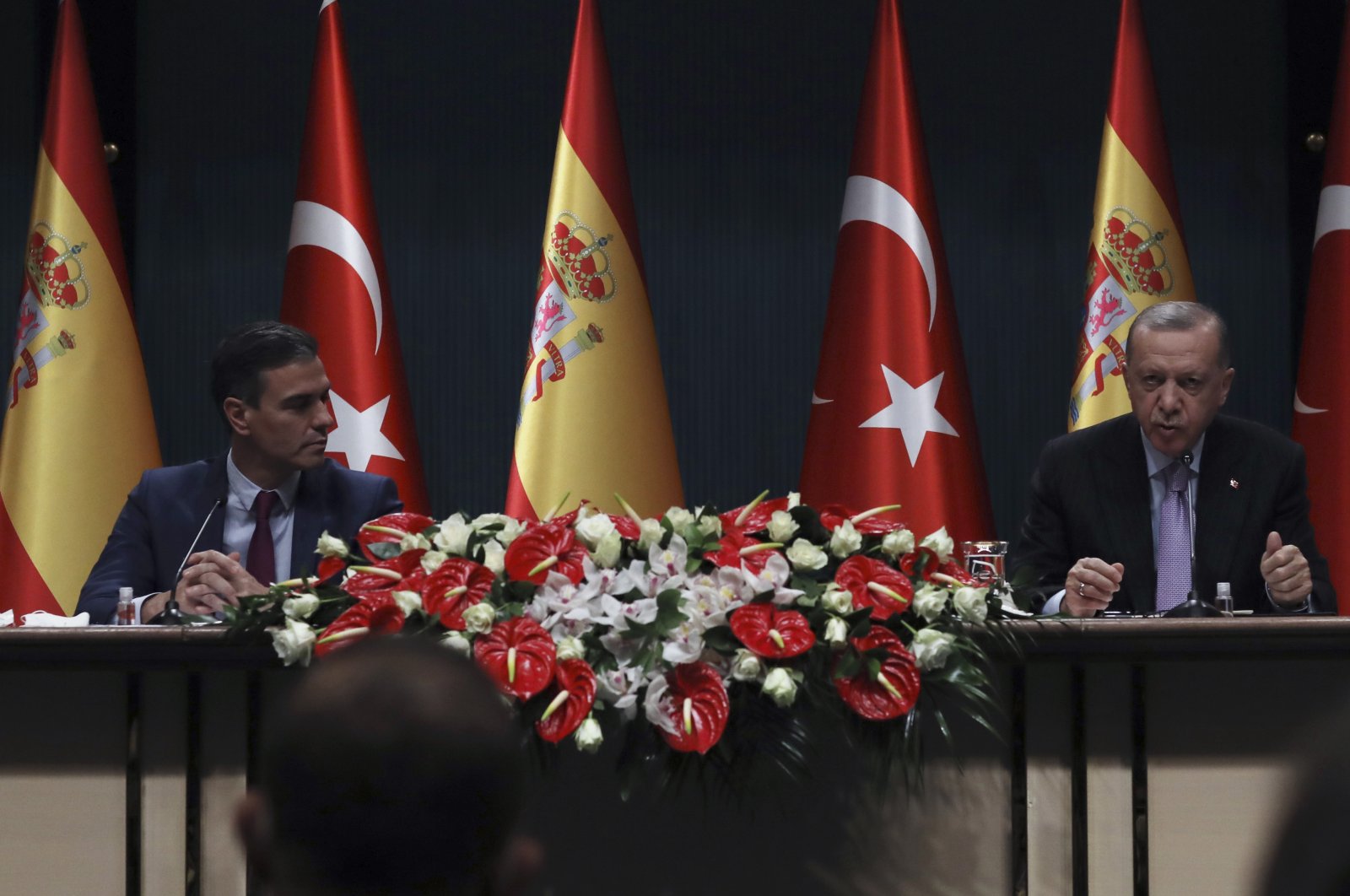 President Recep Tayyip Erdoğan, right, and Spanish Prime Minister Pedro Sanchez speak at a joint news conference after their talks at the Presidential Complex, in Ankara, Wednesday, Nov. 17, 2021. (AP File Photo)