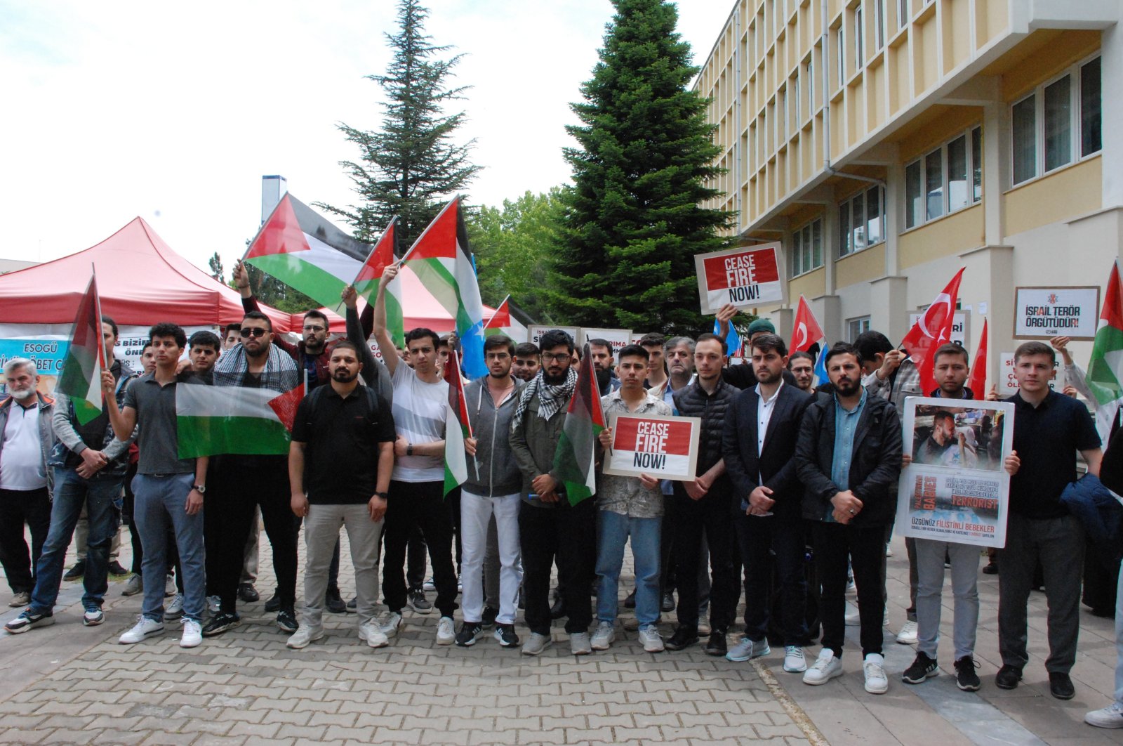 Students of Eskişehir Osmangazi University wave Palestinian and Turkish flags as they protest Israel&#039;s attacks on Rafah, in central Eskişehir province, Türkiye, May 28, 2024. (AA Photo)