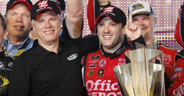 Team co-owner Carl Haas (L) and Tony Stewart pose with the NASCAR Sprint Cup Series season-championship trophy at Homestead-Miami Speedway, Homestead, U.S., Nov. 20, 2011. (AP Photo)
