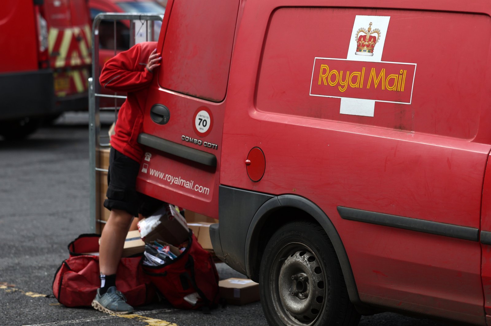 A Royal Mail worker at a Royal Mail depot in High Wycombe, Buckinghamshire, Britain, May 29, 2024. (EPA Photo)