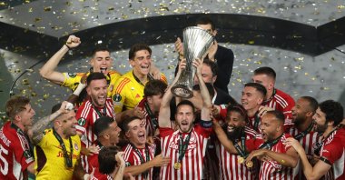 Olympiacos celebrates with the trophy after winning the UEFA Europa Conference League final match between Olympiacos and Fiorentina, Piraeus, Greece, May 29, 2024. (EPA Photo)