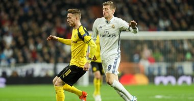 Borussia Dortmund&#039;s Marco Reus (L) and Real Madrid&#039;s Toni Kroos battle for the ball  during the UEFA Champions League match at the Santiago Bernabeu, Madrid, Spain, Dec. 7, 2016. (Getty Images Photo)