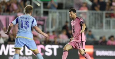 Inter Miami's Lionel Messi (R) dribbles against Atlanta United's Dax McCarty during the second half at Chase Stadium, Fort Lauderdale, U.S., May 29, 2024. (Reuters Photo)