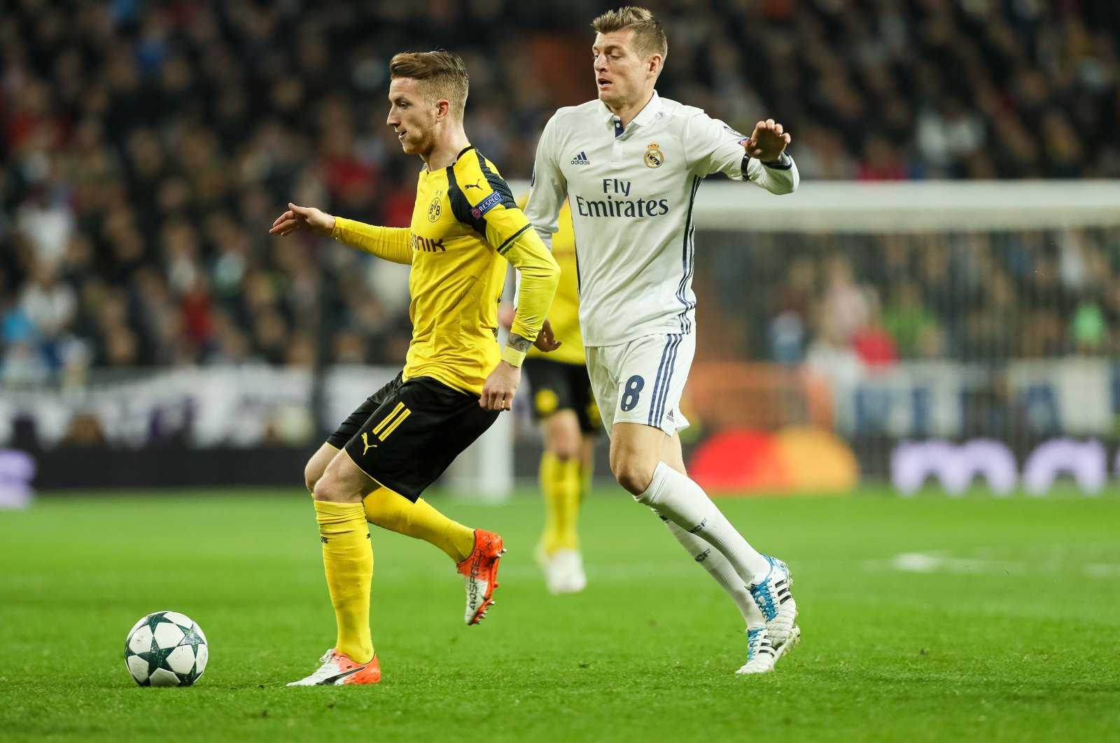 Borussia Dortmund&#039;s Marco Reus (L) and Real Madrid&#039;s Toni Kroos battle for the ball  during the UEFA Champions League match at the Santiago Bernabeu, Madrid, Spain, Dec. 7, 2016. (Getty Images Photo)