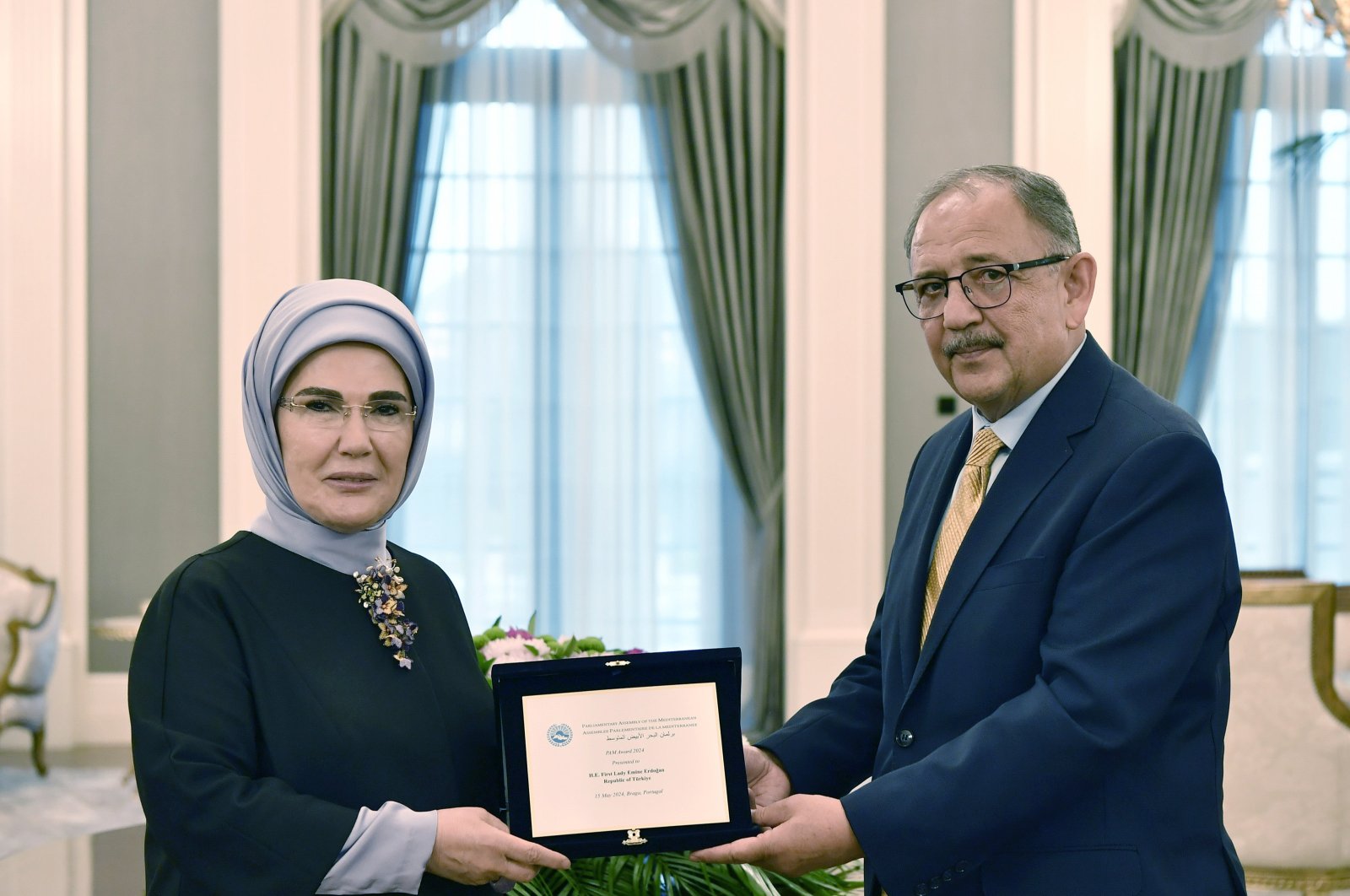 First lady Emine Erdoğan (L) receives the Mediterranean Parliamentary Assembly (AKDENİZ-PA) award from Environment, Urbanization and Climate Change Minister Mehmet Özhaseki for the Zero Waste Project, Ankara, Türkiye, May 28, 2024. (AA Photo)