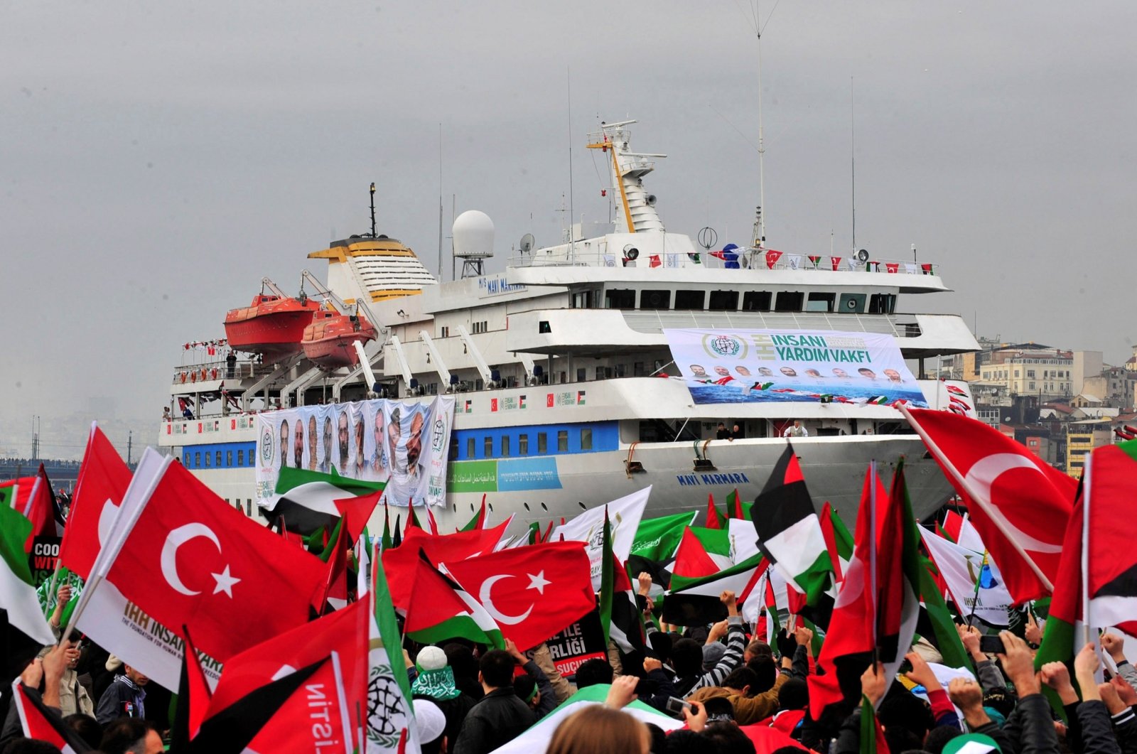 Pro-Palestinian activists wave Turkish and Palestinian flags during the welcoming ceremony for the cruise liner Mavi Marmara at the Sarayburnu port of Istanbul, Türkiye, Dec. 26, 2010. (Reuters File Photo)