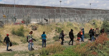 Migrants walk near the border wall near the U.S. border, in Ciudad Juarez, Chihuahua, Mexico, May 26, 2024. (EPA Photo)