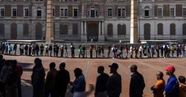 Voters wait in line outside the Johannesburg City Hall polling station in Johannesburg&amp;#039;s Central Business District, May 29, 2024. (AFP Photo)