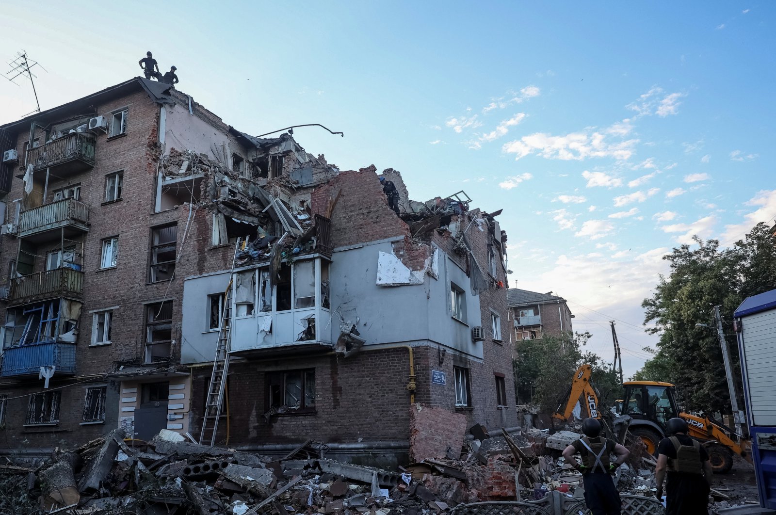 
Rescuers work at a site of a residential building hit by a Russian missile strike, amid Russia&#039;s attack on Ukraine, in Kharkiv, Ukraine May 31, 2024. (Reuters Photo)