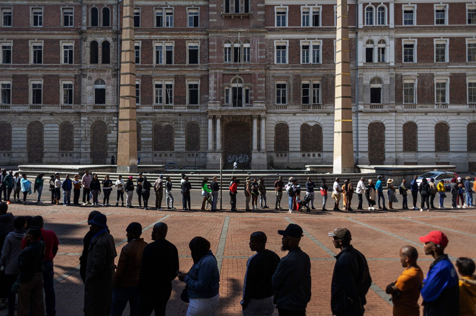 Voters wait in line outside the Johannesburg City Hall polling station in Johannesburg&amp;#039;s Central Business District, May 29, 2024. (AFP Photo)