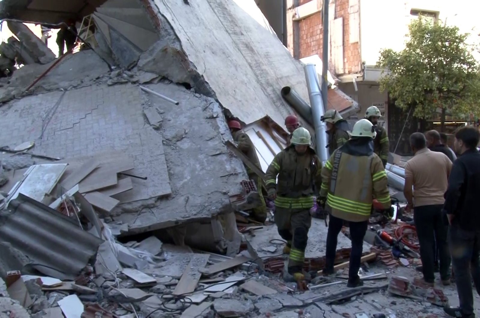 Rescuers search through the rubble of a collapsed building in Küçükçekmece, Istanbul, Türkiye, June 2, 2024. (IHA Photo)