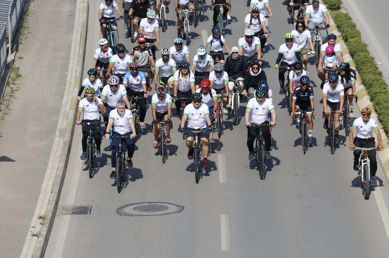 Cyclists in action during the Kocaeli Chamber of Industry (KSO) event on the occasion of Environment Week, Kocaeli, Türkiye, June 2, 2024. (AA Photo)