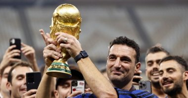 Argentina coach Lionel Scaloni with the FIFA World Cup trophy during the World Cup Qatar 2022 final between Argentina and France, Lusail Stadium, Al Daayen, Qatar, Dec. 18, 2022. (Getty Images Photo)