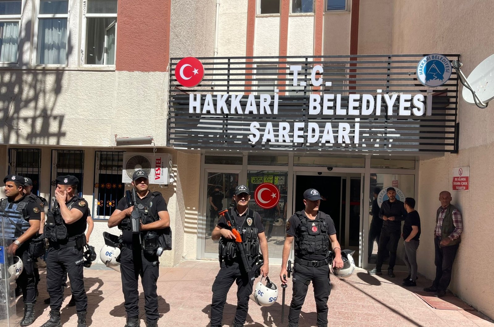 Police stand guard as their colleagues search the municipal building following detention of the mayor, Hakkari, southeastern Türkiye, June 3, 2024. (DHA Photo)