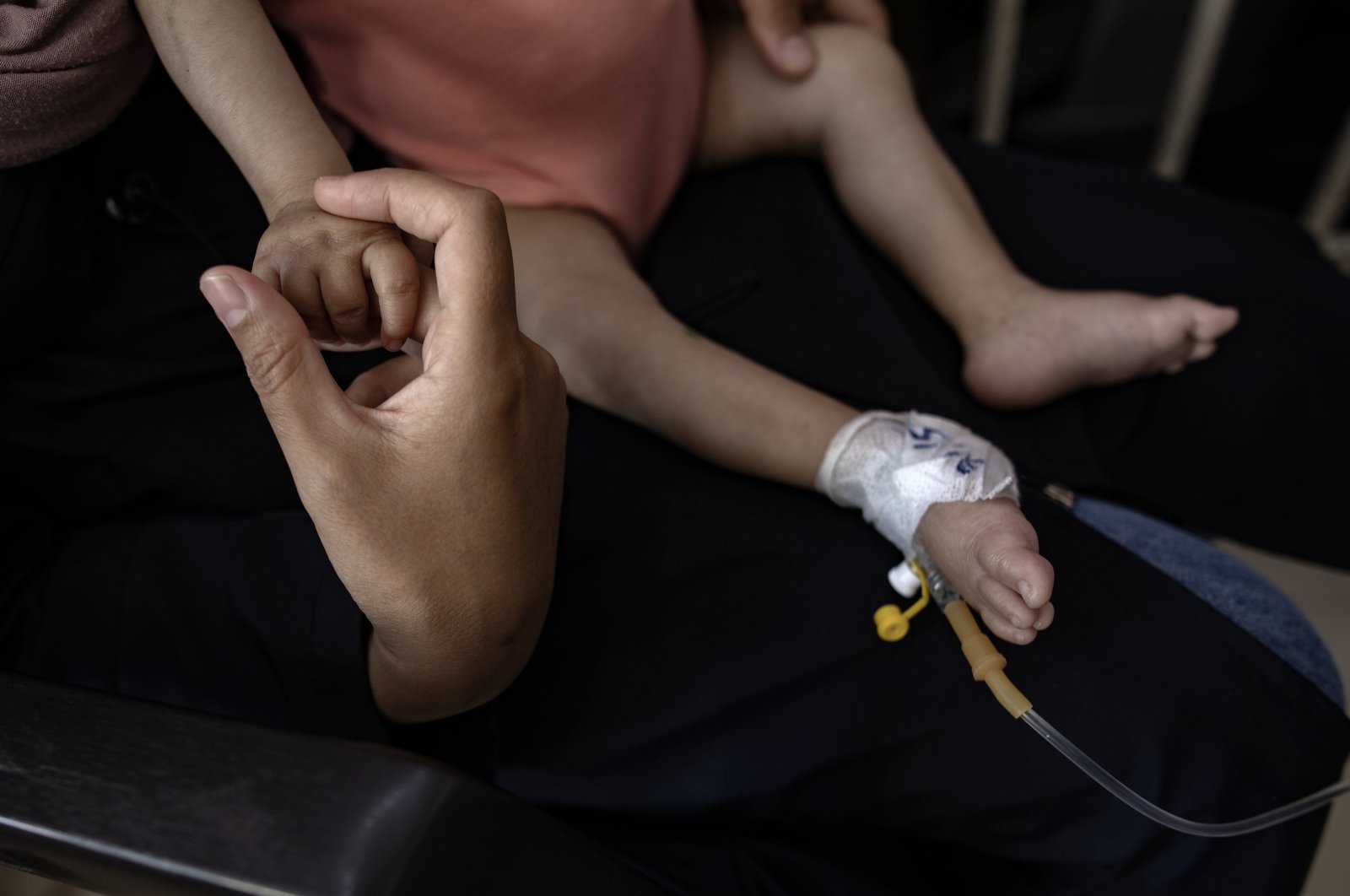 Palestinian child Yousef al-Jojo sits on his mother&#039;s lap as she holds his hand at Al-Aqsa Martyrs Hospital in Deir al-Balah, Gaza Strip, June 1, 2024. (EPA Photo)