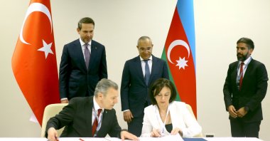 BOTAŞ Chairperson and General Manager Abdulvahit Fidan (L) and Azerbaijan Gas Supply Company (AGSC) General Manager Lidya Salahova sign an agreement for the extension of the natural gas supply agreement between Azerbaijan and Türkiye, with the participation of Energy and Natural Resources Minister Aparslan Bayraktar (top left) and the Minister of Economy for Azerbaijan Mikayil Jabbarov (top right), Baku, Azerbaijan, June 4, 2024. (AA Photo)
