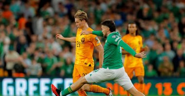 Netherlands&#039; Frenkie de Jong (L) in action with Republic of Ireland&#039;s Matt Doherty during the Euro 2024 qualifier, Group B match at the Aviva Stadium, Dublin, Republic of Ireland, Sept. 10, 2023. (Reuters Photo)