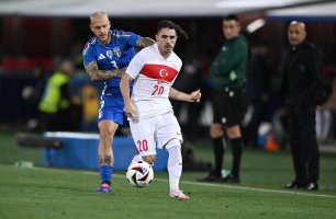 Italy&#039;s Federico Dimarco (L) and Türkiye&#039;s Abdülkadir Ömür in action during the international friendly match, Bologna, Italy, June 4, 2024. (EPA Photo)