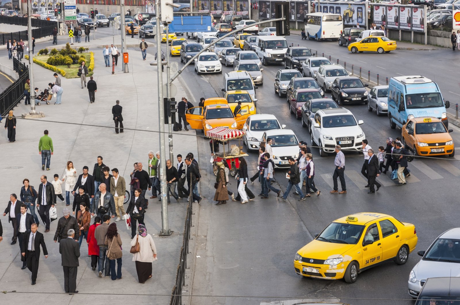 Pedestrians in Istanbul struggle because of crowded sidewalks obstructed by shops and vehicles, Istanbul, Türkiye, May 19, 2011. (Getty Images Photo)