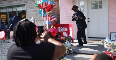 James E Lewis, a minister from Atlanta, Georgia, poses for a photo in a boxing pose in front of the childhood home of Muhammed Ali in Louisville, Kentucky, June 10, 2016. (Getty Images Photo)