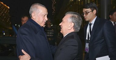 Uzbekistan&#039;s President Shavkat Mirziyoyev (front R) greets President Recep Tayyip Erdoğan, Tashkent, Uzbekistan, Nov. 8, 2023. (AP Photo)