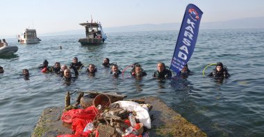 A team of divers cleans the Gulf of Izmit, Kocaeli, Türkiye, June 4, 2024. (AA Photo)