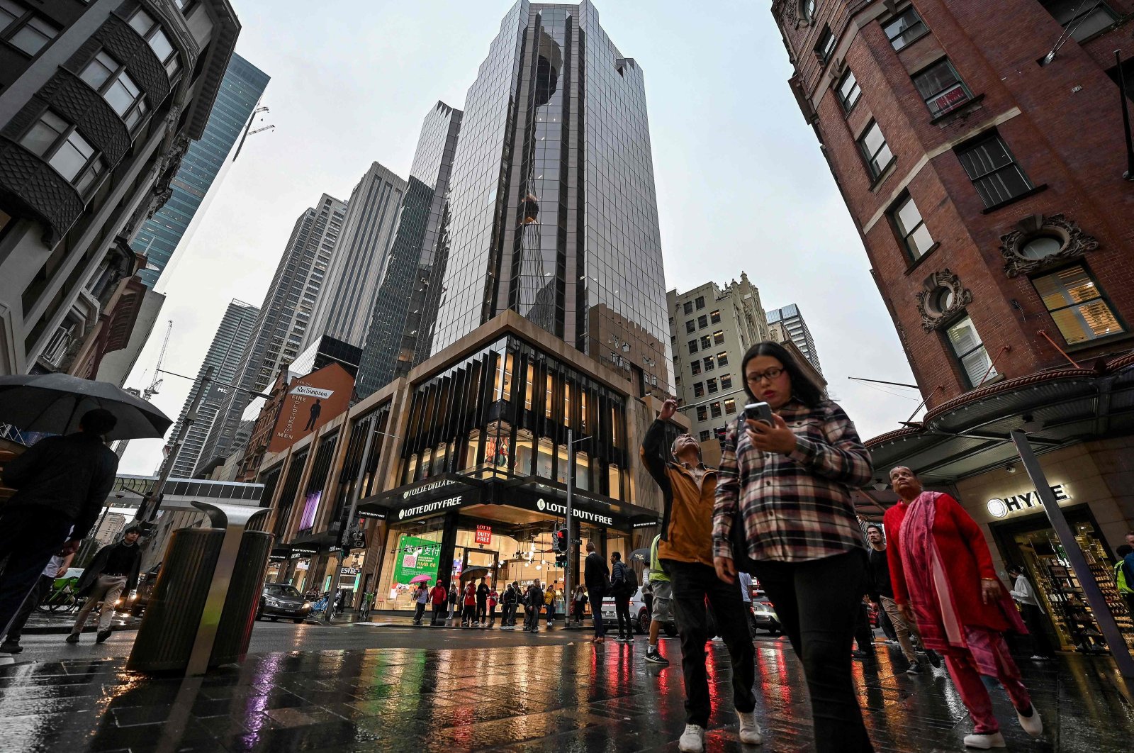 Shoppers make their way through the central business district on a rainy day in Sydney, Australia, May 10, 2024. (AFP Photo)