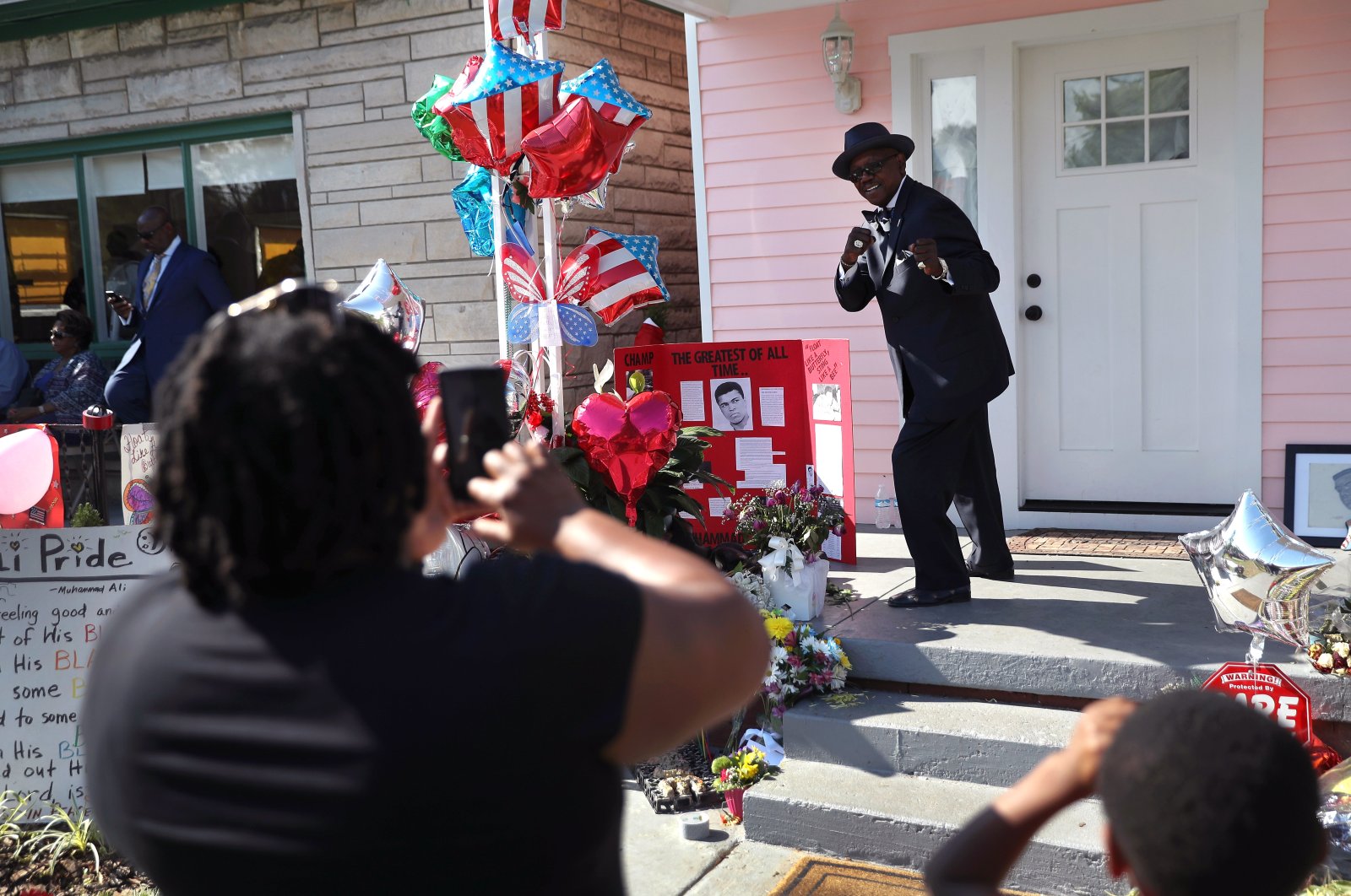 James E Lewis, a minister from Atlanta, Georgia, poses for a photo in a boxing pose in front of the childhood home of Muhammed Ali in Louisville, Kentucky, June 10, 2016. (Getty Images Photo)