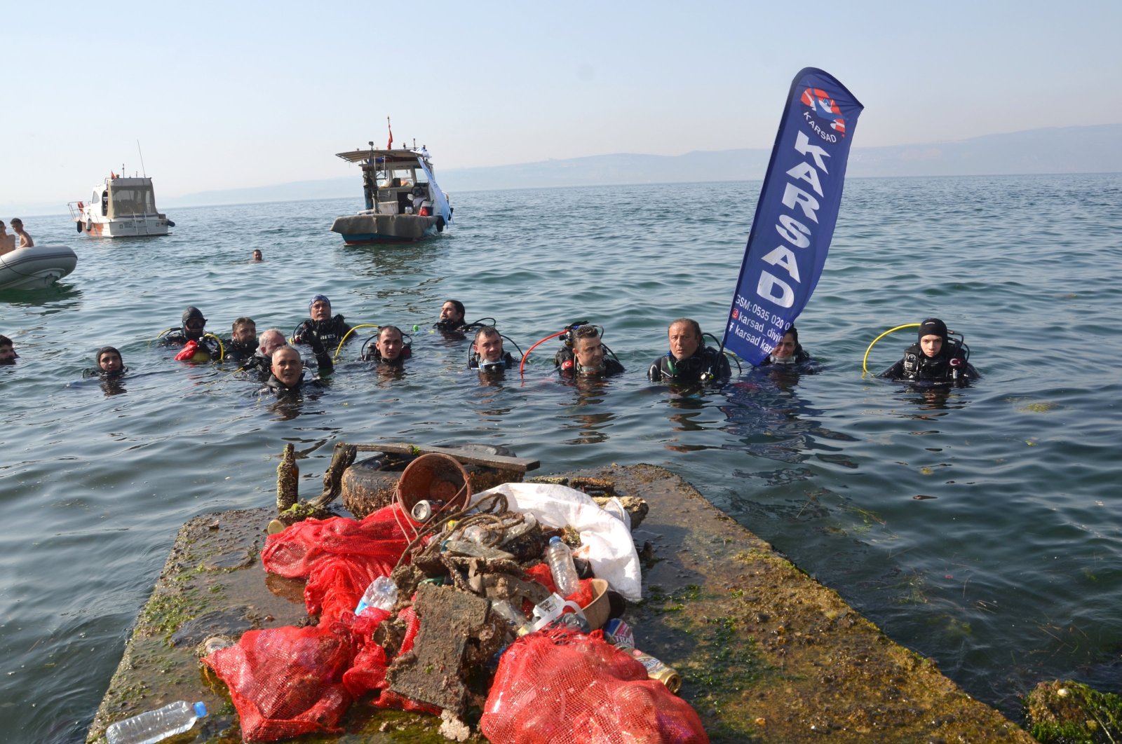 A team of divers cleans the Gulf of Izmit, Kocaeli, Türkiye, June 4, 2024. (AA Photo)