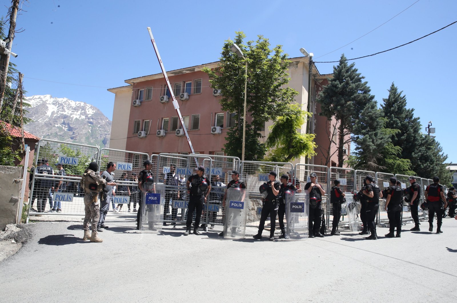 Security measures outside the courthouse during Mehmet Sıddık Akış&#039;s trial, Hakkari, southeastern Türkiye, June 5, 2024. (AA Photo)