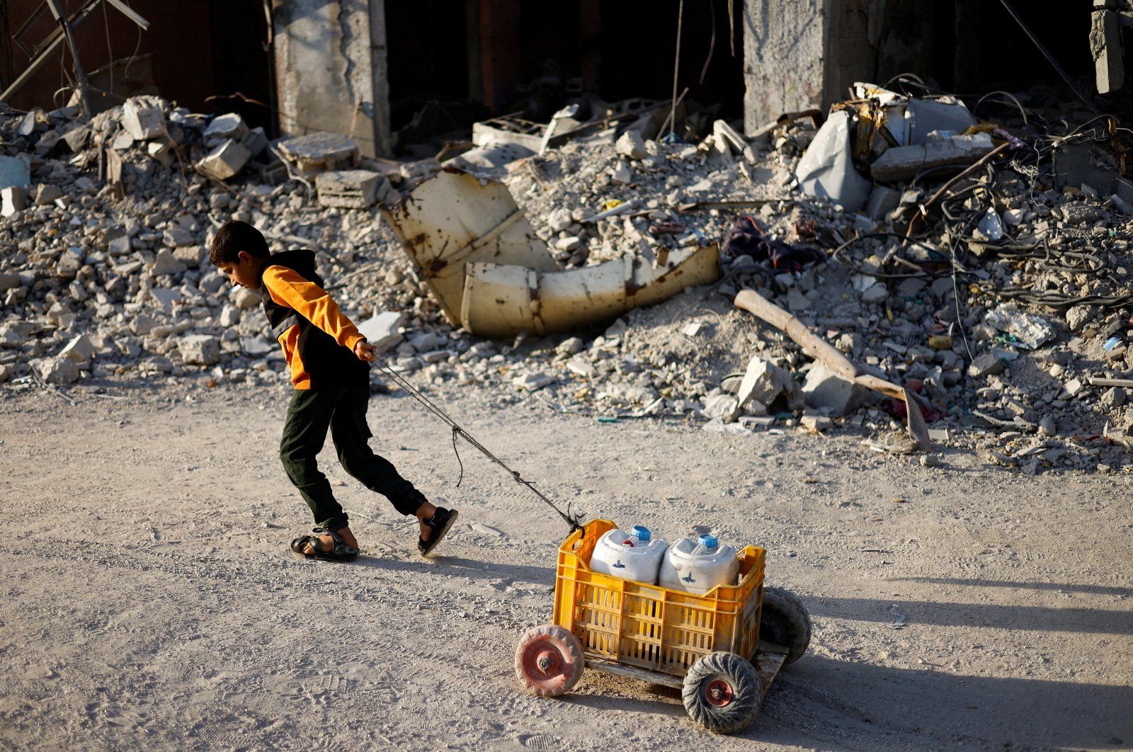 A Palestinian child pulls water containers in southern Gaza City, in the Gaza Strip, June 3, 2024. (Reuters Photo)